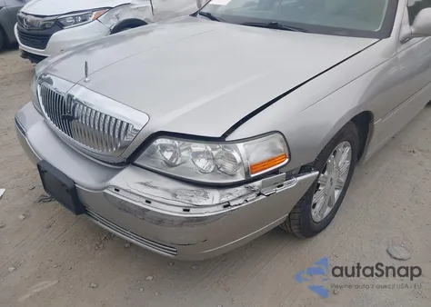 2006 Lincoln Town Car Signature Limited z USA, uszkodzony, nr VIN 1LNHM82V56Y624476